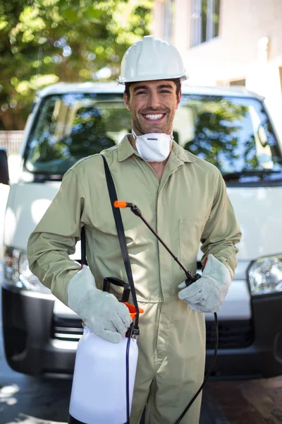 Trabalhador com pulverizador de pesticidas — Fotografia de Stock