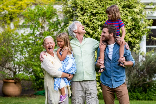 Бабушка и дедушка с внуками и сыном — стоковое фото