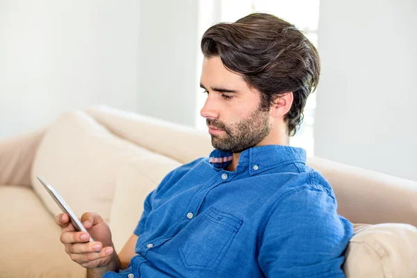 Homme utilisant un téléphone portable à la maison — Photo