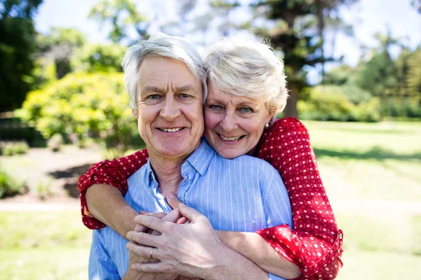 Senior koppel omarmen in park — Stockfoto