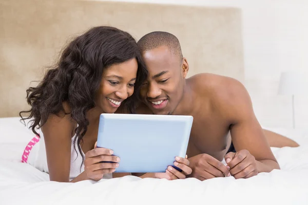 Mladý pár pomocí tabletu — Stock fotografie
