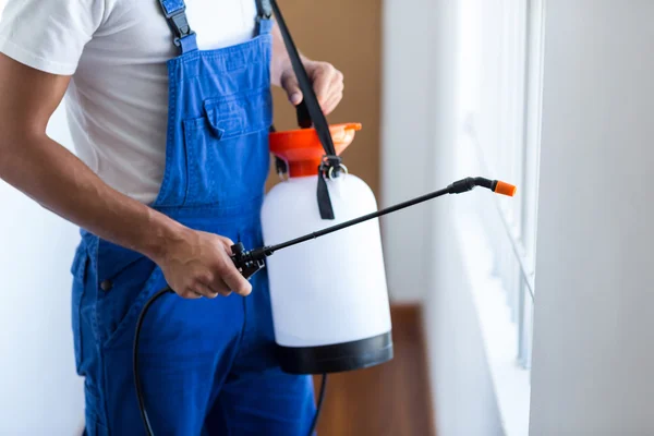Pest control worker with sprayer — Stock Photo, Image