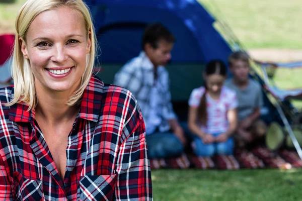 Gelukkige vrouw buiten de tent — Stockfoto