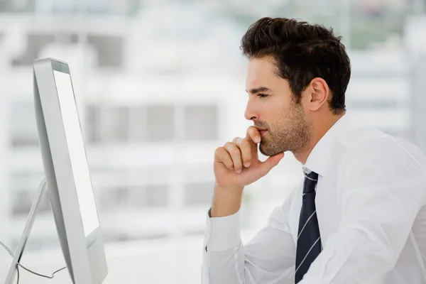 Empresário que trabalha no computador — Fotografia de Stock