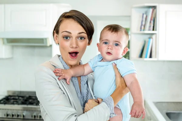 Surprised mother carrying son — Stock Photo, Image