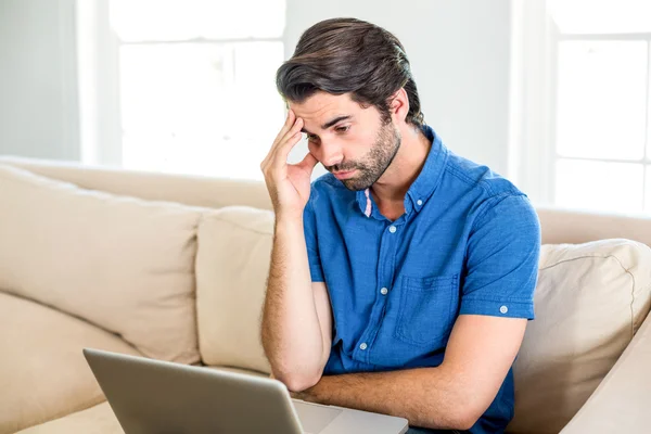 Uomo teso in cerca di laptop — Foto Stock