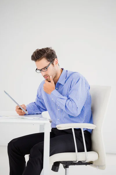 Businessman looking at document — Stock Photo, Image