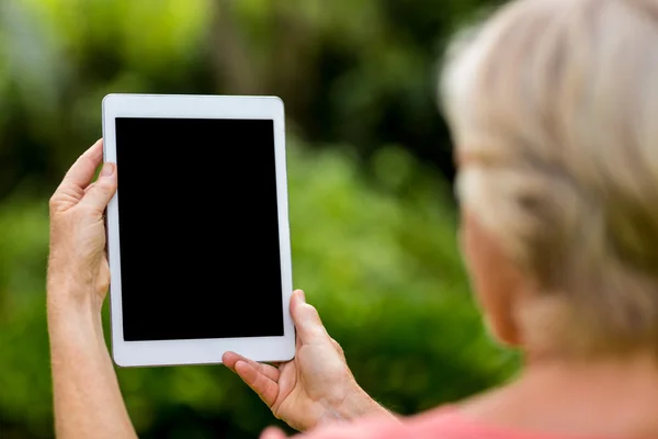 Donna che tiene tablet in cortile — Foto Stock