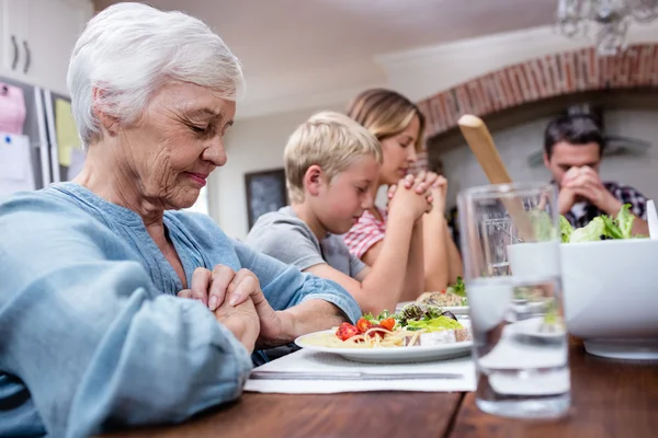 Rezar em família antes de comer — Fotografia de Stock