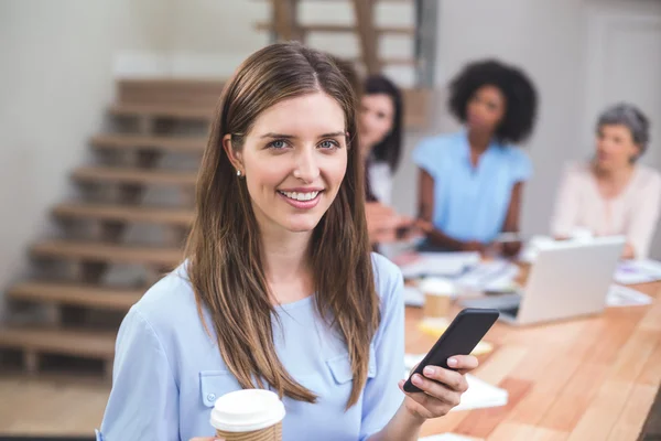 Zakenvrouw die mobiele telefoon gebruikt — Stockfoto