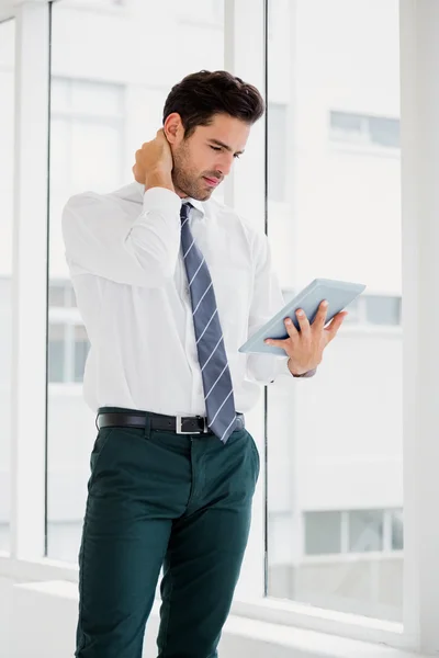 Man håller notebook — Stockfoto