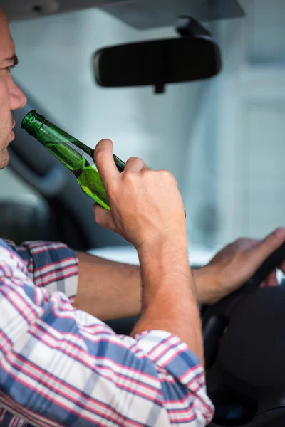 Hombre bebiendo cerveza mientras conduce — Foto de Stock