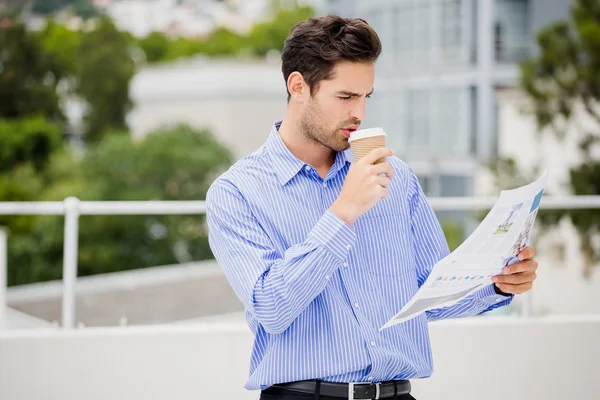 Uomo d'affari che legge il giornale — Foto Stock