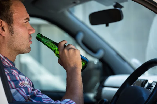 Homme buvant de la bière en conduisant — Photo