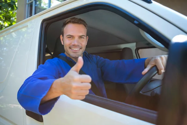 Monteur in zijn auto zit — Stockfoto