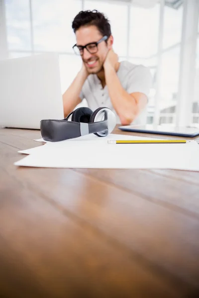 Joven trabajando en el escritorio — Foto de Stock