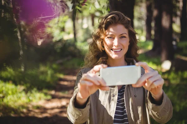 Woman taking selfies — Stock Photo, Image