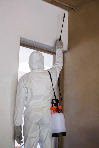 Homem fazendo controle de pragas — Fotografia de Stock