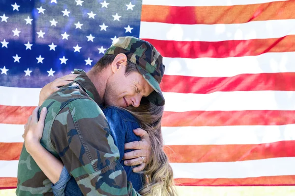 American soldier reunited with partner — Stock Photo, Image