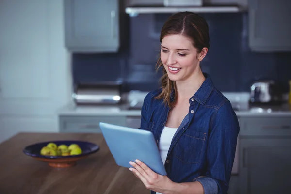 Vrouw met digitale tablet in de keuken — Stockfoto