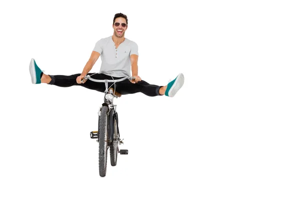 Jonge man in zonnebril fietsen — Stockfoto