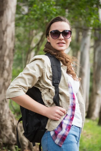 Vrouw met rugzak en zonnebril — Stockfoto