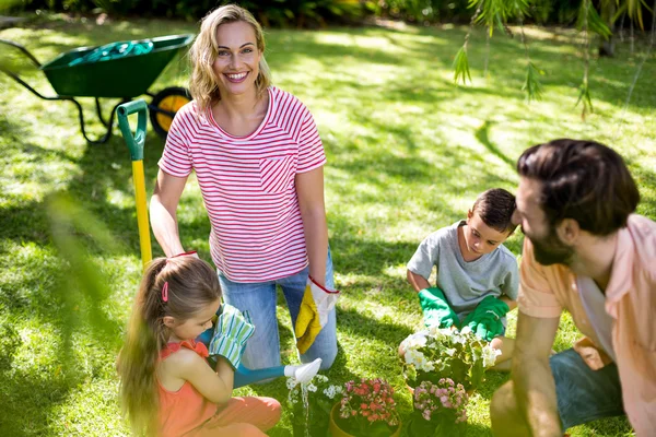 Mujer con familia durante la jardinería — Foto de Stock