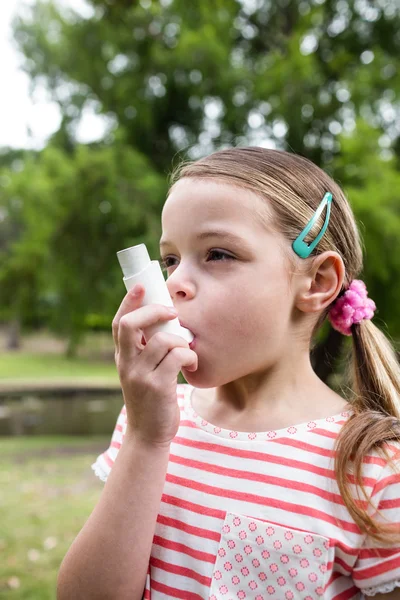 Chica usando inhalador de asma —  Fotos de Stock