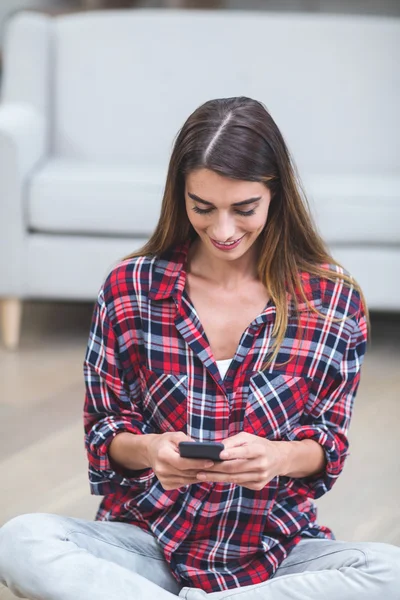 Frau benutzte Handy — Stockfoto