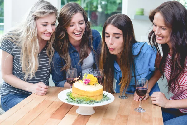 Mulher soprando velas no bolo de aniversário — Fotografia de Stock