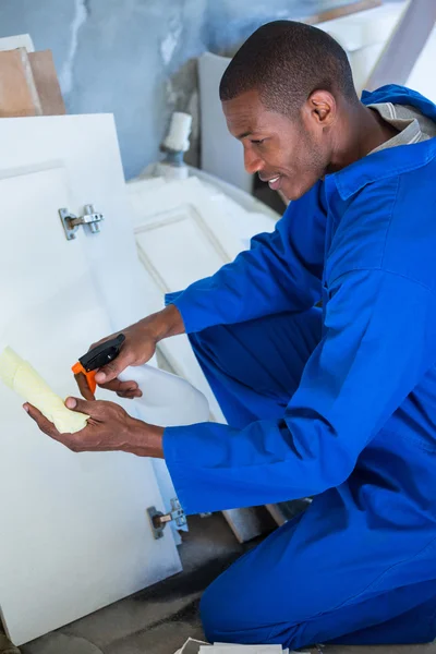 Man spraying on napkin — Stock Photo, Image