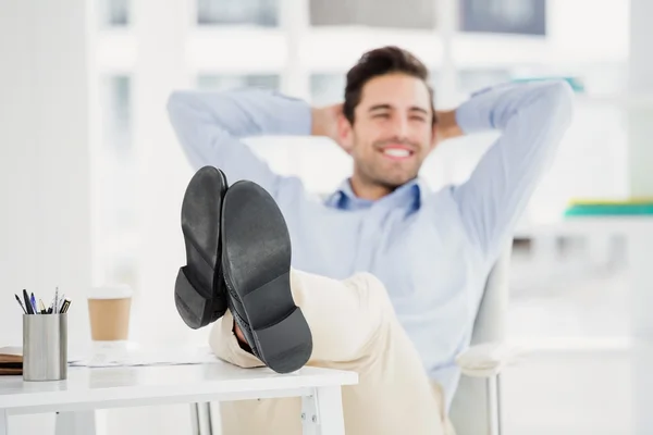 Homem atencioso com os pés na mesa — Fotografia de Stock