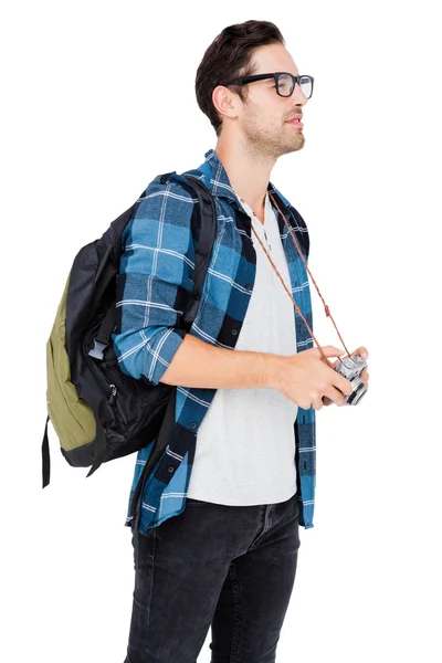 Taşıma sırt çantası ve holding kamera adam — Stok fotoğraf