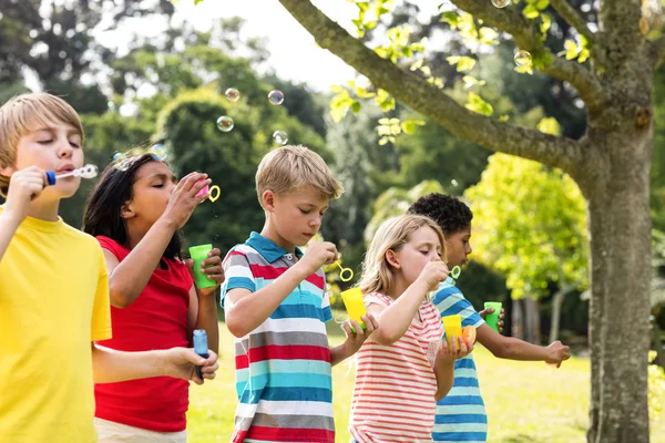 Niños corriendo en el parque — Foto de Stock