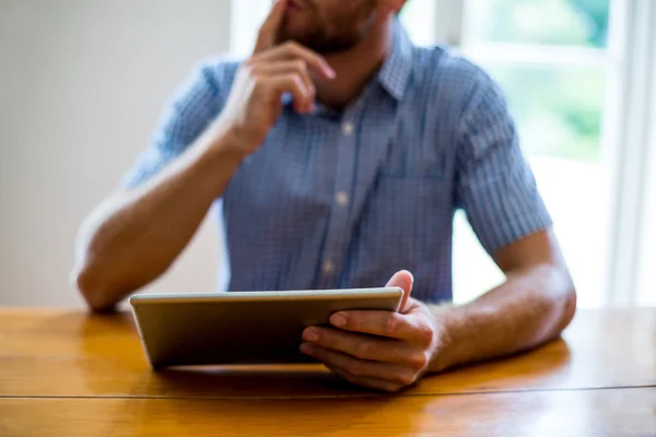 Homem usando tablet digital à mesa — Fotografia de Stock