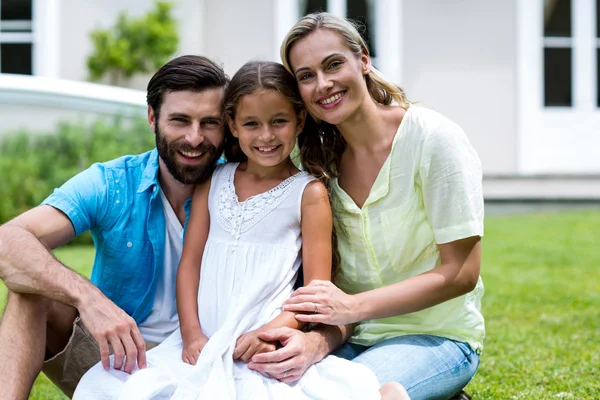 Matka a otec s dcerou v zahradě — Stock fotografie