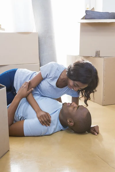 Couple cuddling in new house — Stock Photo, Image