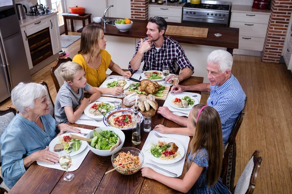 Parler en famille tout en mangeant dans la cuisine — Photo