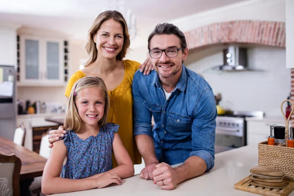 Rodiče a dcera v kuchyni — Stock fotografie