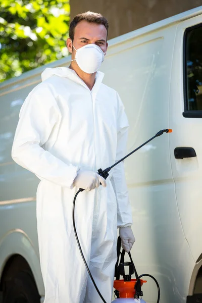 Hombre de control de plagas junto a furgoneta — Foto de Stock