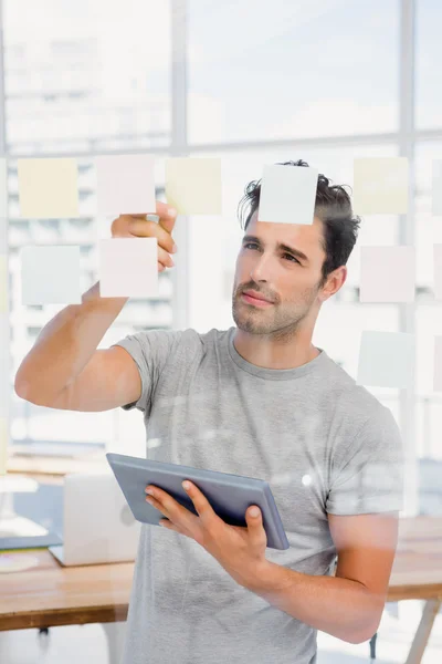 Mann hält Tablet in der Hand — Stockfoto