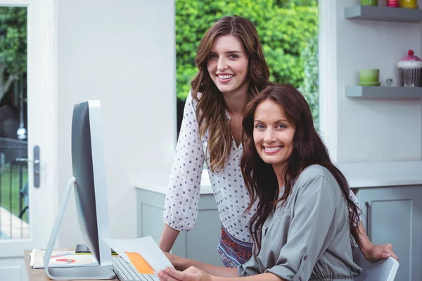 Mujeres sentadas frente a la computadora —  Fotos de Stock