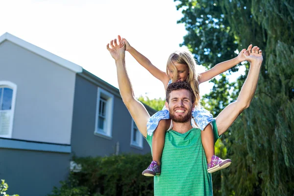 Father carry daughter on shoulders — Stock Photo, Image