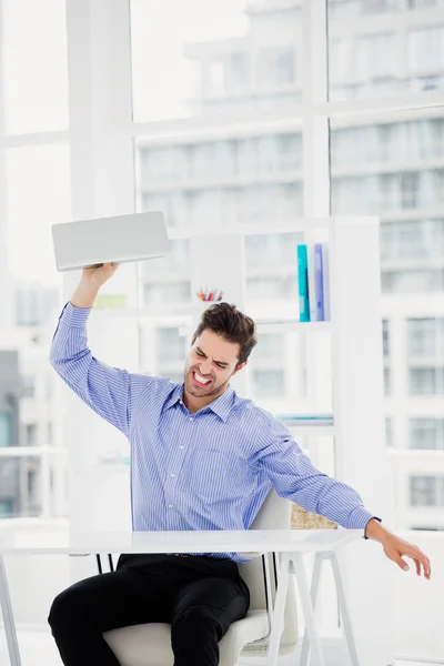 Uomo d'affari frustrato che lancia laptop — Foto Stock