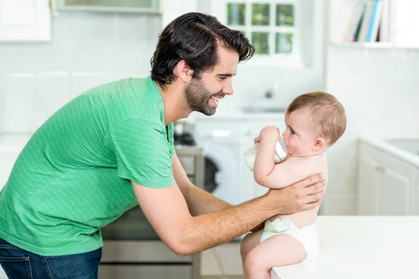 Pai com filho beber leite — Fotografia de Stock