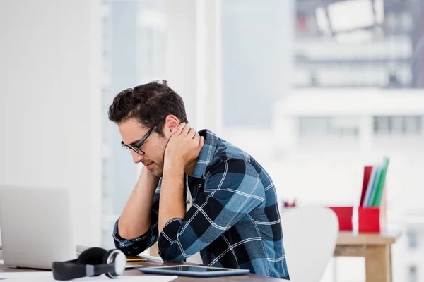 Stressad man sitter vid skrivbord — Stockfoto