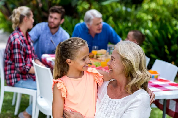 Nonna che porta nipote in cortile — Foto Stock