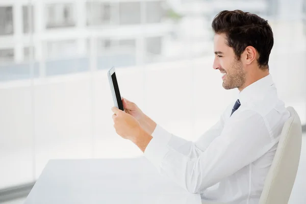 Zakenman die digitale tablet gebruikt — Stockfoto