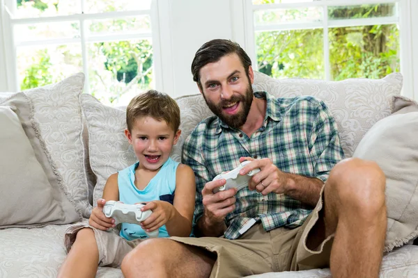 Padre e hijo jugando videojuego — Foto de Stock