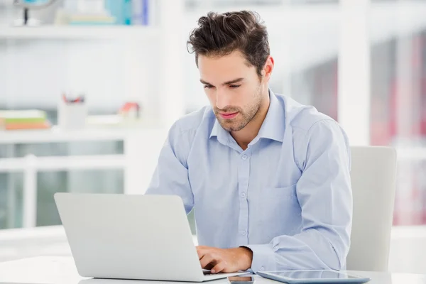 Zakenman werkt aan laptop — Stockfoto